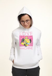 Biała bluza z kapturem z grafiką w żółtych i różowych elementach, napisem "LOVE MACHINE" oraz postacią z kreskówki w dynamicznej pozie.