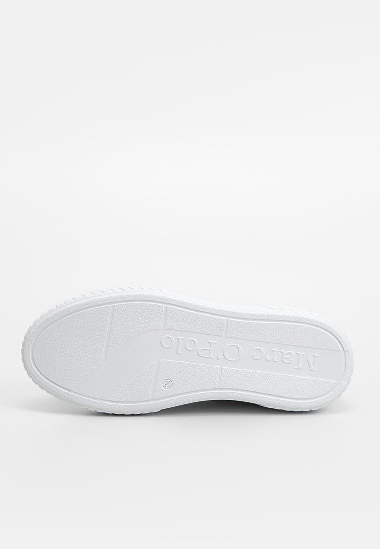 Weiße Sneaker-Sohle aus texturiertem Gummi, mit einer leichten Krümmung, horizontalen und vertikalen Rillen sowie einer eingeprägten Markenlogo.