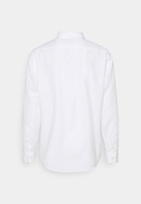 Camicia bianca a maniche lunghe in cotone liscio, con colletto classico, polsini con bottone e orlo curvo. Nessun motivo o logo visibile.