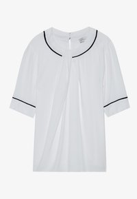 Blouse blanche à manches courtes avec un col rond, ornée de bordures noires le long du col et des manches, et d'une fermeture par œillet dans le dos.