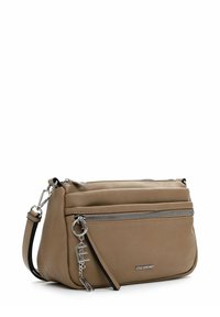 Borsa a tracolla in pelle marrone con hardware argentato, compartimenti con zip e un accento a forma di portachiavi staccabile. Texture liscia e forma rettangolare.