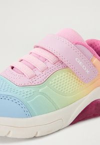Geox-skoene har en rosa mesh-overdel med gradientfarger som går fra blå til grønn, og en hvit såle. Borrelås følger med.