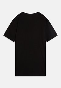 T-shirt nero in cotone con maniche corte, scollo tondo e una texture liscia. Presenta un piccolo logo sul lato sinistro della manica.