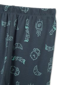 Pantalones cortos de pijama de algodón azul oscuro con cinturilla elástica, que presentan un estampado repetido de gráficos con temática de desayuno en verde pálido.