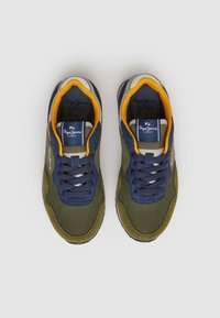 Zapatillas en azul marino y verde oliva con materiales de malla y ante, que presentan una suela blanca, detalles en amarillo y la marca "Pepe Jeans LDN".