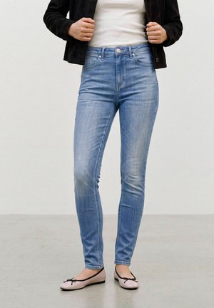 Vero Moda, SKINNY FIT JEANS VMPOLLY MID RISE SKINNY FIT JEANS - Jeans skinny - light blue denim