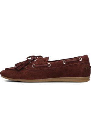 Bruine suède moccasins met een platte vorm, franjes aan de voorkant en metalen oogjes aan de zijkanten, voorzien van een rubberen zool.