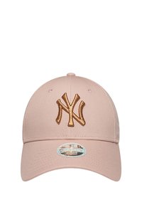 Rosa Baseballmütze mit gesticktem braunem NY-Logo, verstellbarer Riemen; glattes Material, gebogene Krempe und gestickte Ösen zur Belüftung.