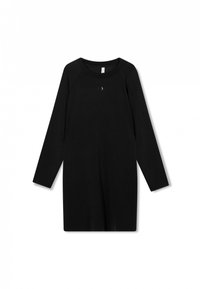 Vestido negro de manga larga hecho de una tela suave, con escote redondo y un corte ligeramente relajado, con un sutil detalle en la parte delantera.