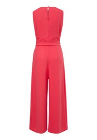 Czerwony kombinezon z szerokimi nogawkami, bez rękawów, z zapięciem na plecach w kształcie klucza oraz pasem w talii, ozdobionym srebrnymi detalami. Gładka faktura materiału.