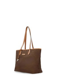 Bolsa de tote de nylon marrón con asas y ribete de cuero color beige. Presenta un charm en forma de letra "P" plateado y una placa de logo. Textura suave, forma rectangular.