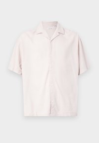 Camicetta a maniche corte di colore rosa chiaro, realizzata in tessuto morbido; presenta un collo a punta e una chiusura con bottoni, con una vestibilità rilassata e un orlo dritto.