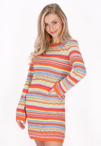 Abito in maglia con strisce orizzontali multicolori in nuance vivaci, maniche lunghe e scollatura e orlo a coste arancioni.