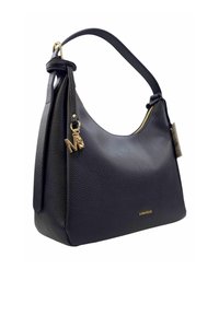 Borsa hobo nera in pelle con texture a ciottoli, dettagli in hardware dorato e un charm decorativo. Presenta una zip superiore e una tracolla singola.