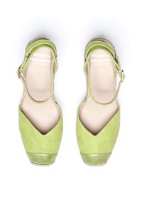 Chaussures espadrilles vertes en suédine avec des découpes en forme de V, des brides au niveau de la cheville et des accents en jute sur la semelle. Doublure intérieure lisse.