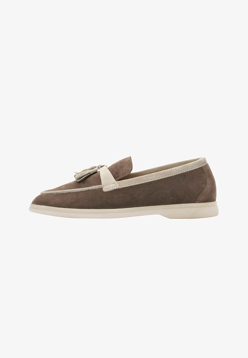 Bruine suède loafers met crèmekleurige accenten, voorzien van een kwastje, ronde neus en een flexibele witte zool.