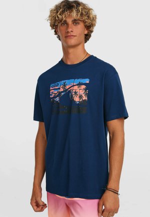 Camiseta de algodón azul marino con un gráfico multicolor de palmeras y olas. Corte clásico con mangas cortas y diseño de cuello redondo.