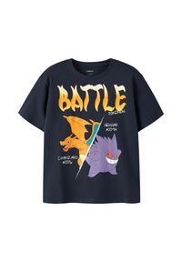 Svart kortärmad t-shirt med Pokémon-tryck av Charizard och Gengar i orange och grå färg, fet "BATTLE"-text och siffror.