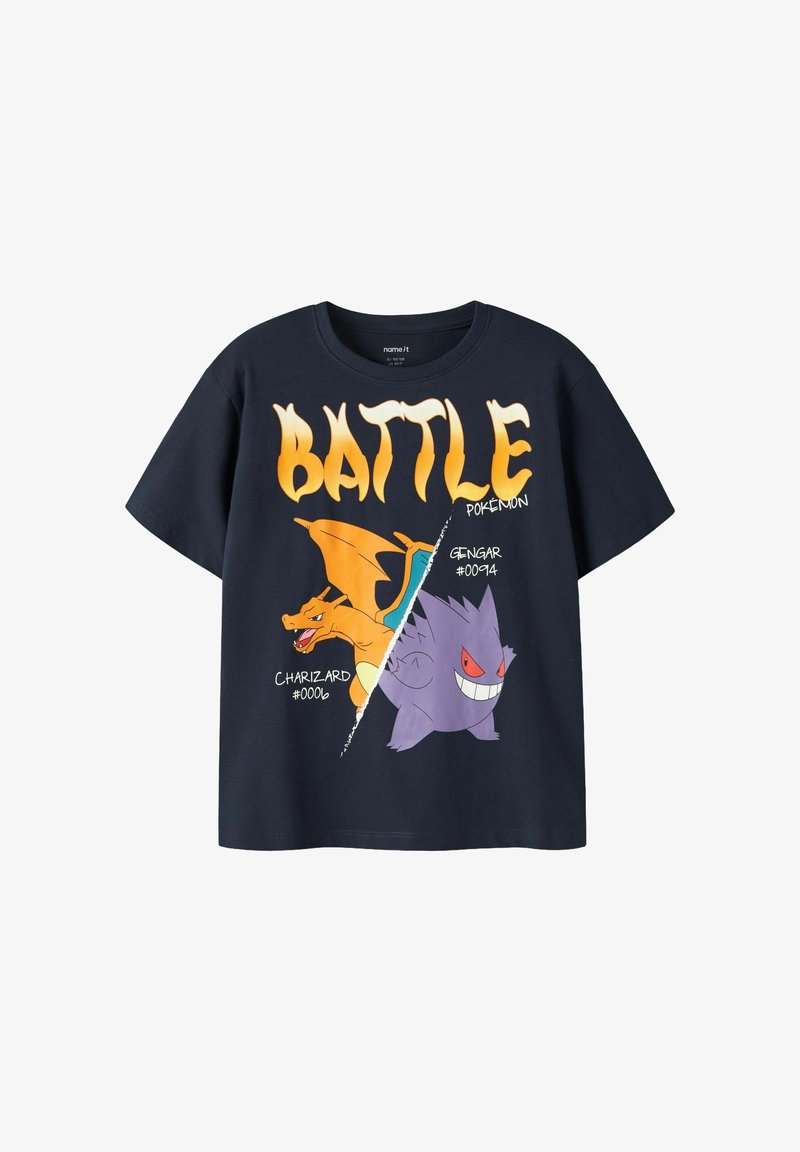 Schwarzes T-Shirt mit kurzen Ärmeln, das ein Pokémon-Motiv von Glurak und Gengar in Orange- und Grautönen zeigt, mit auffälligem "BATTLE"-Text und Zahlen.