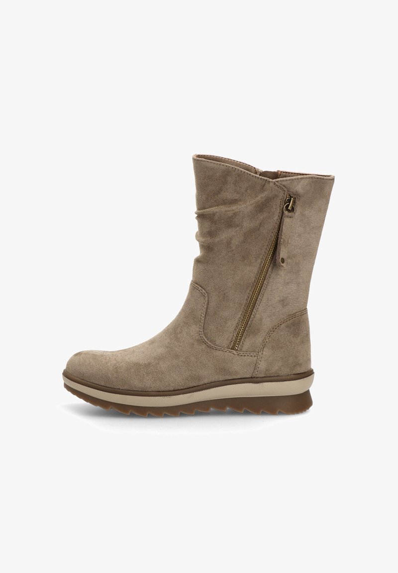 Botas de tobillo de ante beige con un diseño caído, cremallera lateral y suela de goma con tracción. Cuenta con una plantilla acolchada para mayor comodidad.