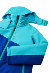 Wasserdichte Jacke mit zweifarbiger Gestaltung in Türkis und Blau, hohem Kragen, Reißverschluss und verstellbaren Bündchen mit Druckknöpfen.