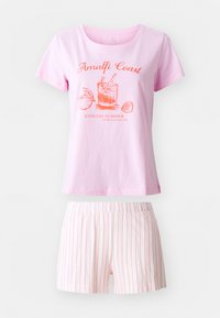 T-shirt de algodão rosa com impressão de texto e gráfico, combinado com calções brancos com riscas verticais rosas. Design focado no conforto.
