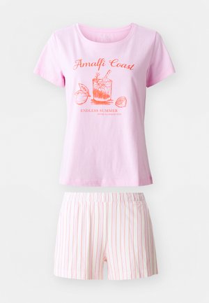 Ružové bavlnené tričko s textom a grafickou potlačou, spárované s bielymi šortkami s ružovými vertikálnymi pruhmi. Dizajn zameraný na pohodlie.