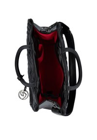 Sac à main noir en cuir matelassé avec un intérieur rouge, doté de deux poignées, d'un accent porte-clés en argent et de fermetures éclaires pour un rangement sécurisé.