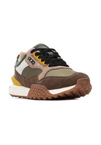 Zapatillas con una mezcla de gamuza marrón, malla y acentos textil verdes. Presentan cordones negros, una suela acolchada y una suela de goma con patrón.