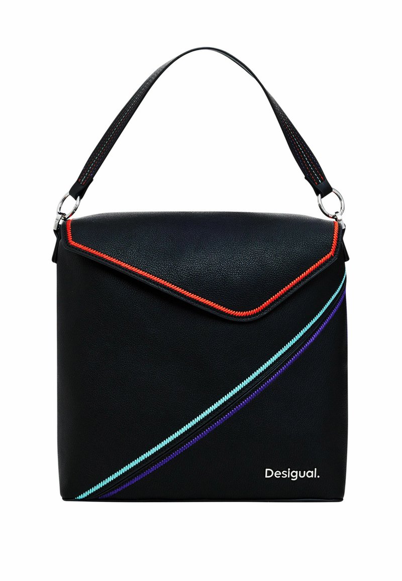 Sac en simili cuir noir avec un rabat triangulaire. Doté d'une couture en zigzag multicolore et d'une bandoulière en métal argenté. Logo de la marque en bas.