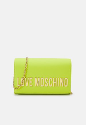 Bolso de mano rectangular verde neón con correa de cadena dorada y grandes letras doradas que dicen LOVE MOSCHINO en la parte delantera.