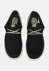 Scarpe slip-on nere in tela con lacci e cuciture bianche, dotate di punta rotonda e interno imbottito per il comfort.