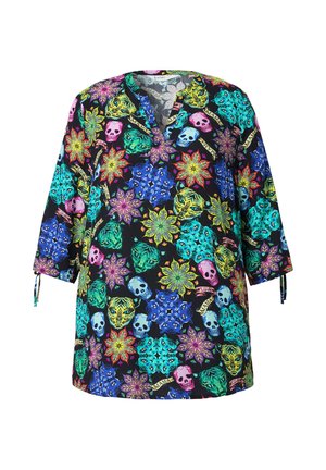 Bunte, locker sitzende Tunika mit drei Viertelärmeln, die ein lebhaftes Blumen- und Totenkopf-Muster auf schwarzem Hintergrund zeigt.