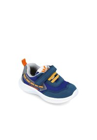 Zapatilla deportiva azul hecha de malla y gamuza; cuenta con una correa de gancho y bucle, acentos naranjas y una suela de goma blanca texturizada.