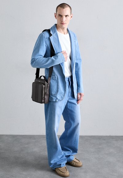 Bally MYTHOS CROSS - Soma ar siksnu pāri ķermenim - ebano