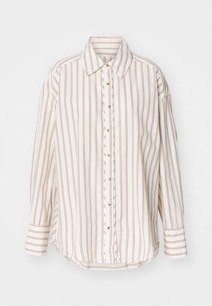 Camicia a righe in crema e marrone chiaro, con chiusura a bottoni sul davanti, colletto e maniche lunghe con orlo leggermente curvo.