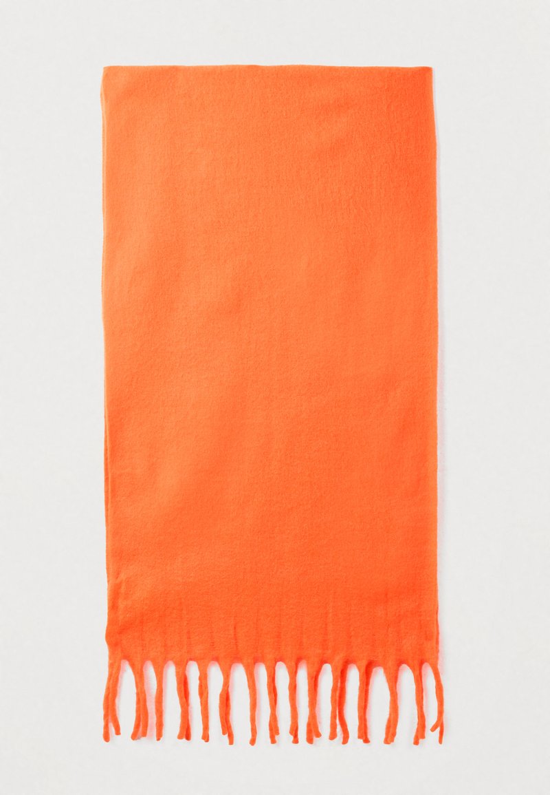 Φωτεινό πορτοκαλί κασκόλ από μαλακό ύφασμα, με λεία υφή και κρόσσια στις άκρες, ορθογώνιο σχέδιο.