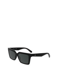 Ochelari de soare dreptunghiulari negri cu lentile întunecate, având o ramă din plastic mat și un logo argintiu pe templa. Design elegant, unghiular.