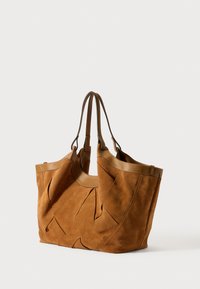 Braune Wildleder-Totebag mit glatten Lederelementen, die eine breite Öffnung und eine lässige Form aufweist. Auffällig sind die genähten Designdetails.