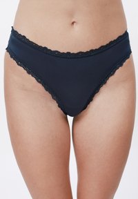 Chiloți din bumbac de un albastru închis, cu o margine dantelată în formă de valuri pe talie și pe picioare, având o textură netedă și un design înalt.
