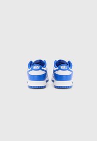 Nike sneakers med blå læderoverdel, hvide detaljer, polstret ankel og tekstureret gummisål. Synligt logo på hælen og tungen.