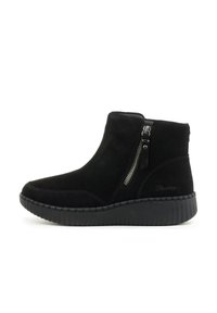 Stivaletti neri in suede con zip laterale, punta arrotondata e suola in gomma testurizzata. Dettagli di cucitura evidenti lungo i bordi.