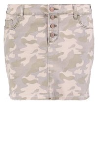 Denim minikjol i ett ljusgrönt kamouflage-mönster, med femknappsstängning, framfickor och en rå nederkant.