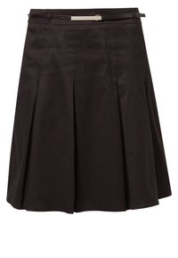 Zwarte geplooide rok met een gladde textuur, voorzien van een dunne riem met een metalen gesp en een knielange snit voor een klassieke silhouette.