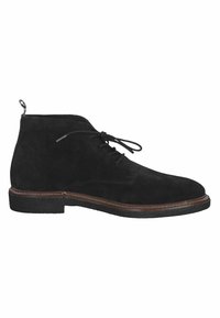 Botine negre din suede, cu vârful rotund, șireturi în față și un mic tab pe spate. Au o talpă din cauciuc texturată și cusături în contrast.