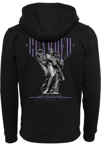 Sudadera negra con un gran gráfico detallado de una estatua de ángel en escala de grises en la parte posterior, con texto morado arriba y abajo.