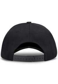 Șapcă de baseball neagră văzută din spate, cu închidere tip capse din plastic reglabilă și ochiuri din material textil pe fiecare parte.