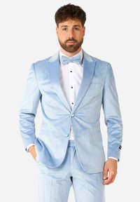 T smoking de terciopelo azul claro con solapas de pico, pajarita a juego y botones negros. Presenta un diseño de corte slim y una textura suave.