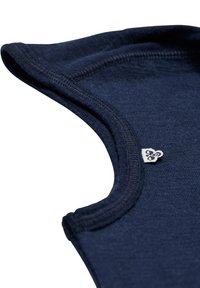 Marinblå topp utan ärmar i mjukt material, med en rundad halsringning, släta kanter och en liten vit etikett med blomme-design.