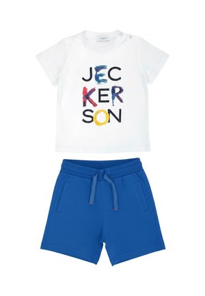 Maglietta bianca per bambini a maniche corte con testo colorato "JECKERSON" e pantaloncini blu con coulisse e tasche laterali.